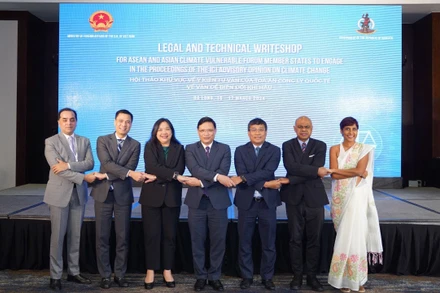 Các đại biểu chụp ảnh chung tại Hội thảo.