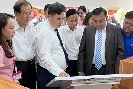 Các đại biểu tham quan triển lãm.