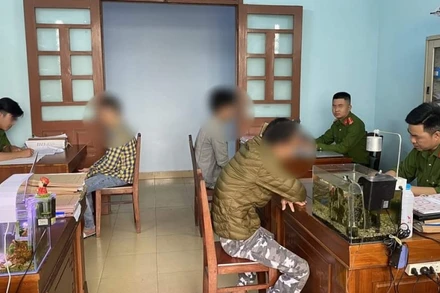 Công an lấy lời khai các đối tượng. (Ảnh: Công an cung cấp)