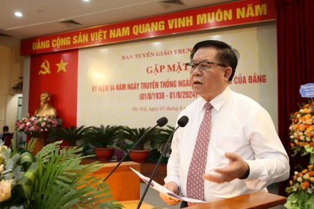 Đồng chí Nguyễn Trọng Nghĩa phát biểu tại buổi gặp mặt.