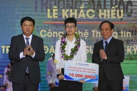 Phó Bí thư thường trực thành ủy Đà Nẵng Lương Nguyễn Minh Triết và Giám đốc Đại học Đà Nẵng Nguyễn Ngọc Vũ vinh danh, khen thưởng các thủ khoa Đại học Đà Nẵng. (Ảnh: ANH ĐÀO)