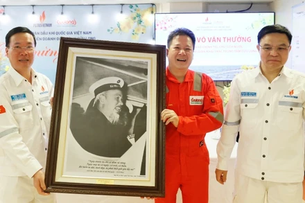 Chủ tịch nước Võ Văn Thưởng tặng bức tranh Bác Hồ cho cán bộ, công nhân Giàn khai thác trung tâm của Công ty Liên doanh Điều hành Cửu Long (Cửu Long JOC). (Ảnh: Thống Nhất/TTXVN)