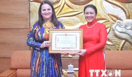 Chủ tịch Liên hiệp các tổ chức hữu nghị Việt Nam Nguyễn Phương Nga trao Kỷ niệm chương cho Trưởng đại diện UN Women tại Việt Nam Elisa Fernandez Saenz. (Ảnh: Như Quỳnh/TTXVN phát)