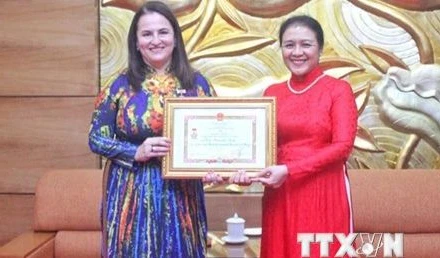 Chủ tịch Liên hiệp các tổ chức hữu nghị Việt Nam Nguyễn Phương Nga trao Kỷ niệm chương cho Trưởng đại diện UN Women tại Việt Nam Elisa Fernandez Saenz. (Ảnh: Như Quỳnh/TTXVN phát)