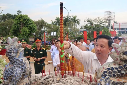 Lãnh đạo tỉnh Long An dâng hương tưởng nhớ các Anh hùng Liệt sĩ tại Nghĩa trang liệt sĩ tỉnh.