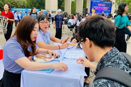 Các đơn vị doanh nghiệp giới thiệu vị trí việc làm cho người lao động.