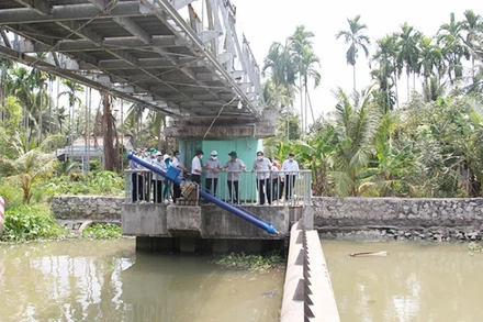 Đập ngăn mặn ở xã Hỏa Tiến, thành phố Vị Thanh (Hậu Giang).