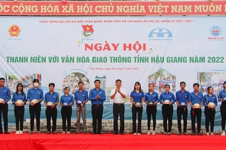 Tặng mũ bảo hiểm cho các bạn đoàn viên, thanh niên.