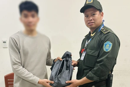 Anh Bùi Văn Tình trao trả chiếc túi quan trọng cho anh V.V.K.