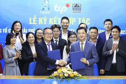 Đại diện các bên trao biên bản hợp tác tại buổi lễ ký kết.