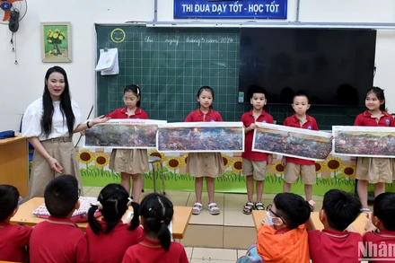 Cô và trò lớp 1A10, Trường tiểu học Vĩnh Hưng, quận Hoàng Mai (Hà Nội) hào hứng với bức tranh panorama “Chiến dịch Điện Biên Phủ”.