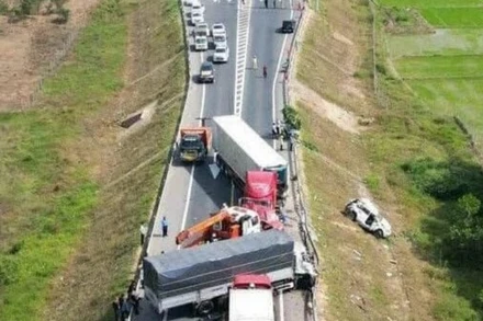 Hiện trường vụ tai nạn giao thông xảy ra trên đường cao tốc Cam Lộ-La Sơn