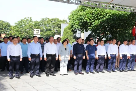 Phó Thủ tướng Trần Hồng Hà và các đại biểu tưởng niệm Tổng Bí thư Nguyễn Văn Cừ.