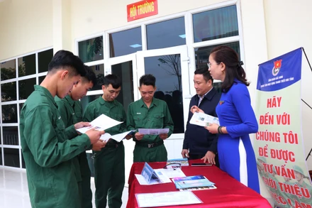 Cán bộ Trung tâm Hoạt động thanh, thiếu nhi tỉnh Bắc Ninh tư vấn cho bộ đội xuất ngũ tại thành phố Bắc Ninh.
