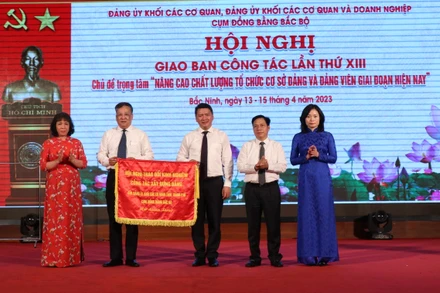 Đảng ủy khối các cơ quan và doanh nghiệp Bắc Ninh trao cờ cho các đơn vị tham dự hội nghị.