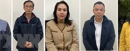 Các bị can Vũ Hồng Quang, Lý Tiến Hùng, Nguyễn Thị Hiền, Đào Minh Dương, Phạm Thị Kim Ngân (từ trái qua phải). (Ảnh: TTXVN phát)