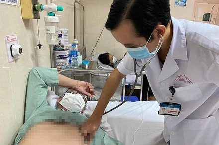 Bệnh nhân mắc sốt xuất huyết nằm điều trị tại Bệnh viện E. 