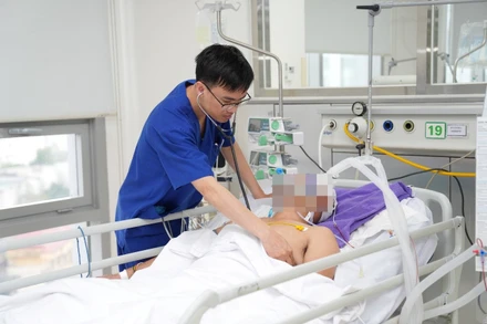 Bác sĩ khám cho người bệnh đột quỵ não.