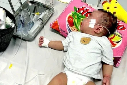 Bệnh nhi mắc bệnh sởi nằm điều trị tại bệnh viện.