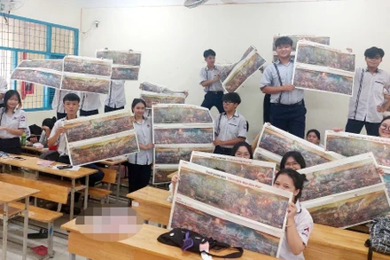 Các em học sinh Trường THPT Hoàng Diệu, tỉnh Sóc Trăng hào hứng đón nhận tranh panorama Điện Biên Phủ của Báo Nhân Dân tặng.