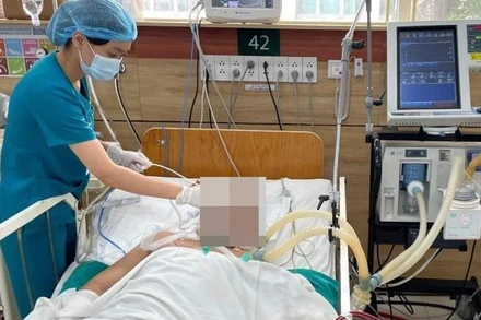 Bệnh nhân phải nằm thở máy. (Ảnh: N.D)