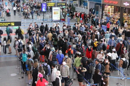 Sân bay Đà Nẵng đông kín người dân, du khách ngày đầu tiên của kỳ nghỉ Tết Dương lịch năm 2023.