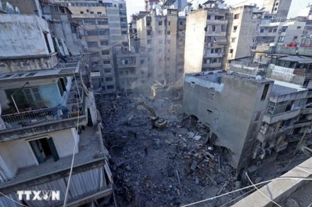 Những tòa nhà bị phá hủy sau cuộc không kích của Israel xuống Beirut, Liban. (Ảnh: THX/TTXVN)