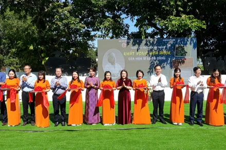 Lãnh đạo tỉnh, các sở, ngành và địa phương cắt băng khai mạc triển lãm.