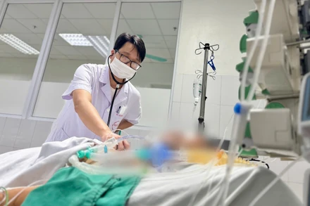 Bệnh nhân nằm điều trị tại Bệnh viện Bệnh Nhiệt đới Trung ương.