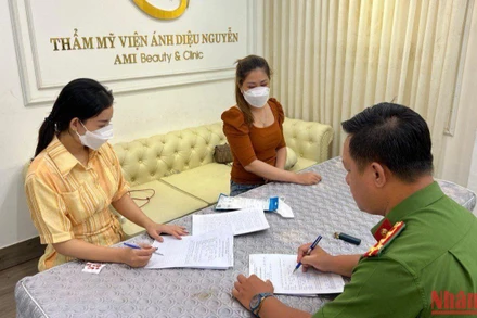 Chủ thẩm mỹ viện tại thời điểm công an kiểm tra, phát hiện.