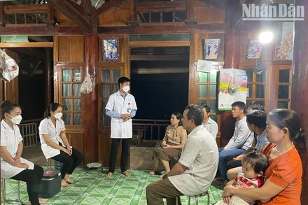 Cán bộ y tế huyện Nậm Pồ tuyên truyền các biện pháp phòng bệnh đến người dân xã Nà Hỳ. (Ảnh: Bích Hạnh)