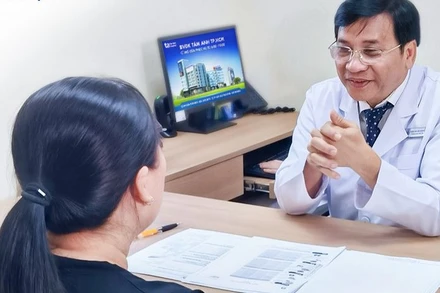 Tiến sĩ, bác sĩ Lâm Văn Hoàng, Giám đốc Trung tâm Giảm cân Tâm Anh tư vấn cho người có nhu cầu giảm cân.