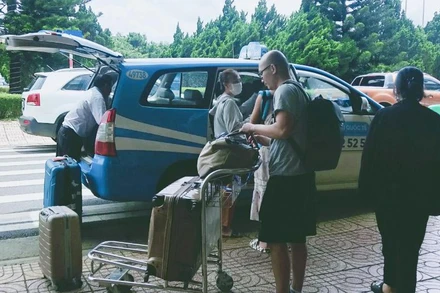 Taxi đón khách tại sân bay Liên Khương.