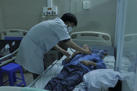 Bệnh nhân Covid-19 đang điều trị tại Bệnh viện Thanh Nhàn. 