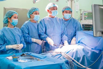 Tiến sĩ, bác sĩ Trần Anh Quỳnh cùng đồng nghiệp đang phẫu thuật cho bệnh nhi.