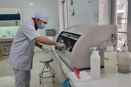 Phân tích mẫu xét nghiệm. 