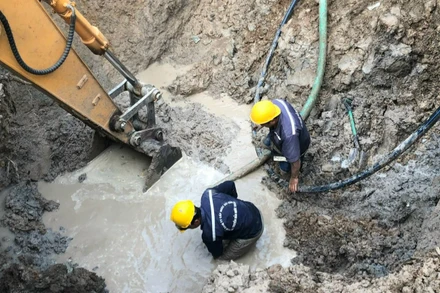 Các đơn vị tham gia khắc phục sự cố xì bể lớn tuyến ống cấp nước D1500mm nằm dọc theo đường Phạm Văn Đồng. 
