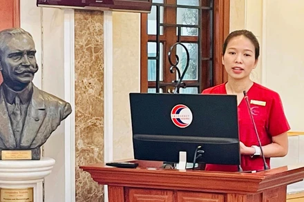 Điều dưỡng Đặng Thị Hạ - nữ nhân viên y tế Trung tâm Cấp Cứu A9, Bệnh viện Bạch Mai.