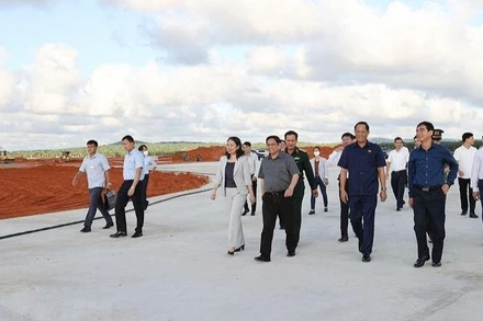 Cảng hàng không Phan Thiết tại xã Thiện Nghiệp, phía Đông Bắc thành phố Phan Thiết, cách trung tâm thành phố khoảng 19km và cách khu du lịch Hàm Tiến, Mũi Né chỉ khoảng 8km.