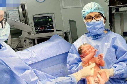 Thạc sĩ, bác sĩ Đinh Thị Hiền Lê mổ bắt thai cho sản phụ.