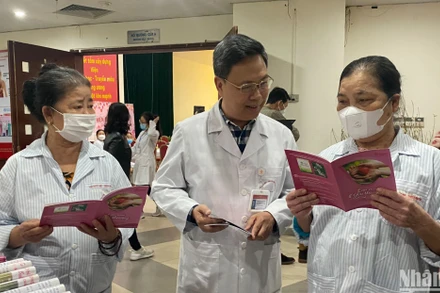 PGS, TS Nguyễn Hà Thanh, Viện trưởng Viện Huyết học-Truyền máu Trung ương chia sẻ thông tin với người bệnh.