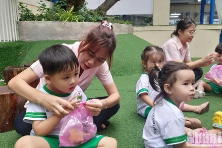 Học sinh Trường mầm non 19-5 Thành phố, Quận 1, Thành phố Hồ Chí Minh trong giờ hoạt động trong khuôn viên nhà trường. 