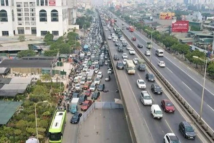 Việc rào chắn để thi công trên đường Nguyễn Xiển đang gây ùn tắc nghiêm trọng.