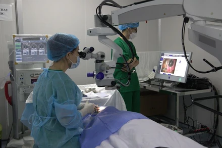 Mổ Phaco cho bệnh nhân. 