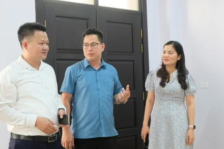 Tiến sĩ Hồ Quang Hòa (trái), Phó Giáo sư, Tiến sĩ Trần Thành Nam (giữa) chia sẻ về công tác tư vấn tham vấn tâm lý học đường.