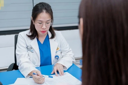 Bác sĩ khám và tư vấn cho sản phụ. (Ảnh: BVCC)