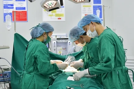 Các bác sĩ can thiệp cho bệnh nhân.