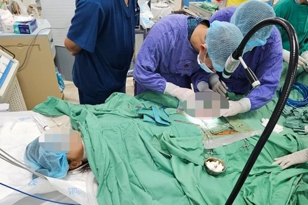 Các bác sĩ can thiệp ECMO cho bệnh nhân.