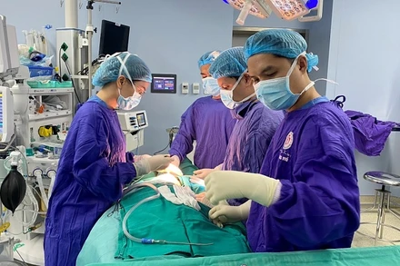 Các bác sĩ Bệnh viện Trung ương Quân đội 108 đã phẫu thuật cho người bệnh.