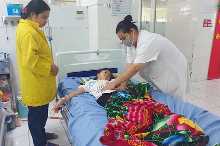 Chăm sóc cho bệnh nhân tại Bệnh viện Đa khoa tỉnh Bắc Kạn.